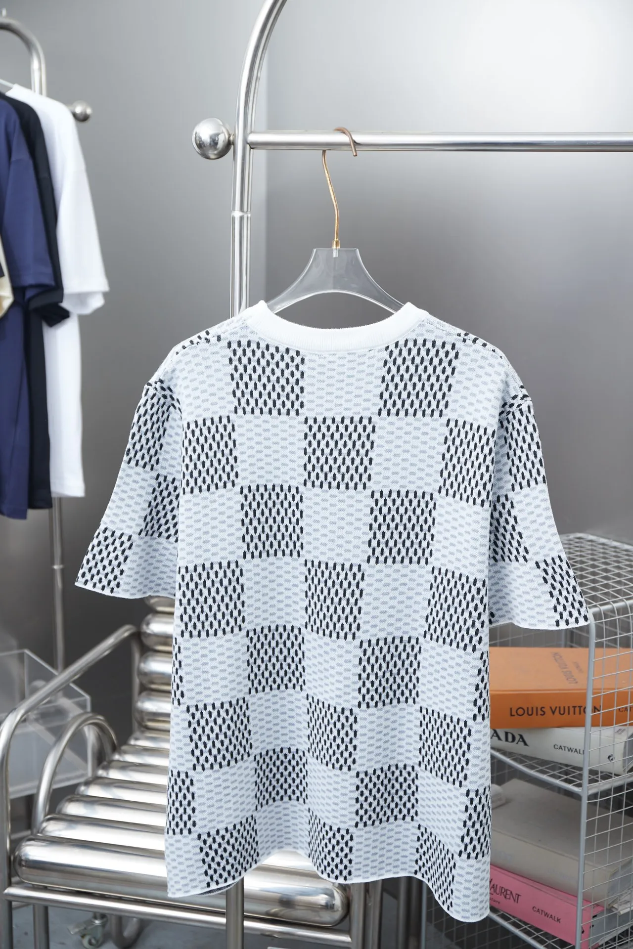 🅿️200 Louis LV 25ss spring and summer new style Checkerboard knitted short-sleeve Light luxury essential item for daily commuting for men and women Correct version Welcome to compare Detailed features · Made of high-viscosity cotton wool, with high count cotton added, dry and avoid stuffiness · Made of jacquard woven sheets imported from Germany, woven with Lv Monogram plaid intarsia, paired with knitting of the same style and color, presenting a unique three-dimensional texture · Double-needle sewing and cross-seam technology · Original main mark, washed tag, brand moisture-proof paper packaging Color: blue/grey Size: S/M/L/XL